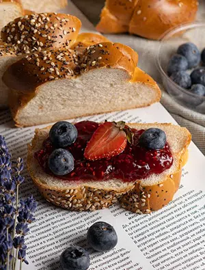 slice of bread with jelly and fruit